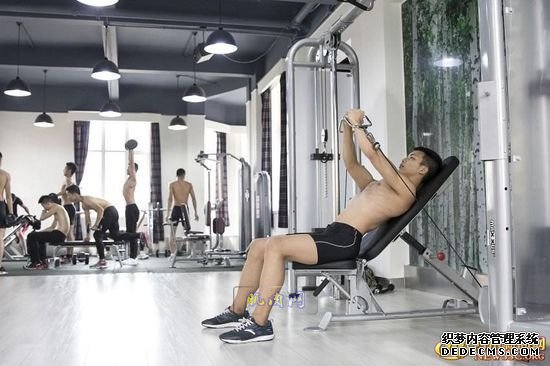 长腿、翘臀的完美身材美女哪里多集中？除了春熙路，可能也就是四川西南航空职业学院健身房了。近日，该校一组美女健身房性感照片走红网络，时尚炫酷高大上的健身房加长腿翘臀完美身材的俏空姐，让网友观后直呼：“看美女不用去春熙路被暴晒了，到西航健身房吹着空调撩师妹去。”