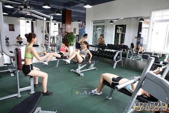 长腿、翘臀的完美身材美女哪里多集中？除了春熙路，可能也就是四川西南航空职业学院健身房了。近日，该校一组美女健身房性感照片走红网络，时尚炫酷高大上的健身房加长腿翘臀完美身材的俏空姐，让网友观后直呼：“看美女不用去春熙路被暴晒了，到西航健身房吹着空调撩师妹去。”