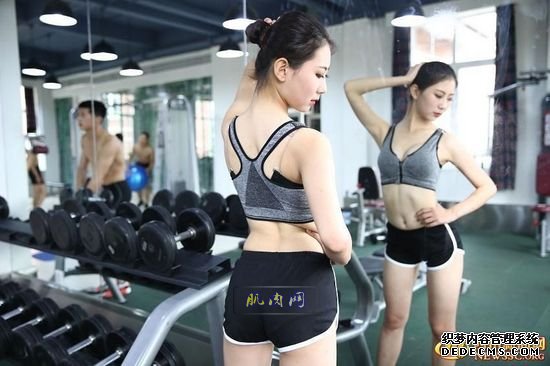 长腿、翘臀的完美身材美女哪里多集中？除了春熙路，可能也就是四川西南航空职业学院健身房了。近日，该校一组美女健身房性感照片走红网络，时尚炫酷高大上的健身房加长腿翘臀完美身材的俏空姐，让网友观后直呼：“看美女不用去春熙路被暴晒了，到西航健身房吹着空调撩师妹去。”