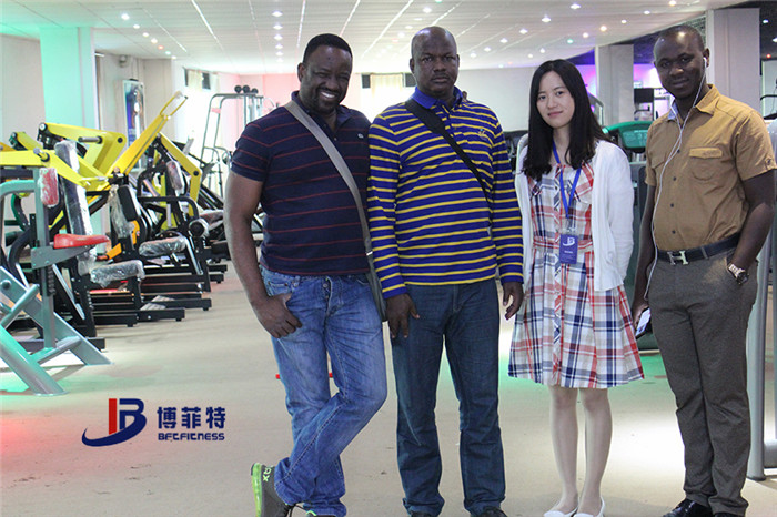 布基纳法索客户来蜜桃精品无码购买健身房器材，产品囊括有氧系列的跑步机，动感单车，健身车