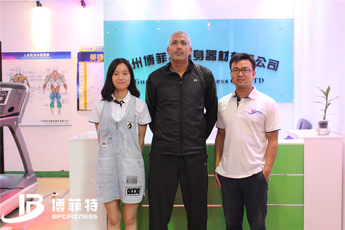 摩洛哥客户来蜜桃精品无码购买健身房器材，产品囊括有氧系列的跑步机，动感单车，健身车