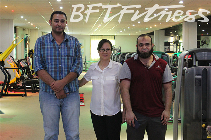 埃及客户来蜜桃精品无码购买健身房器材，产品囊括有氧系列的跑步机，动感单车，健身车