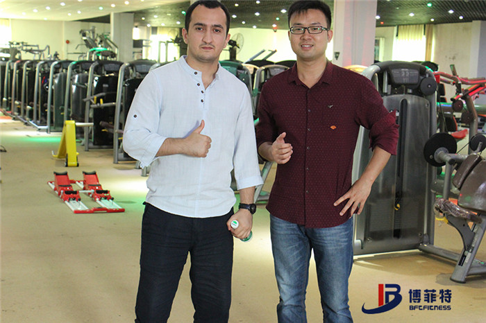 阿塞拜疆客户来蜜桃精品无码购买健身房器材，产品囊括有氧系列的跑步机，动感单车，健身车