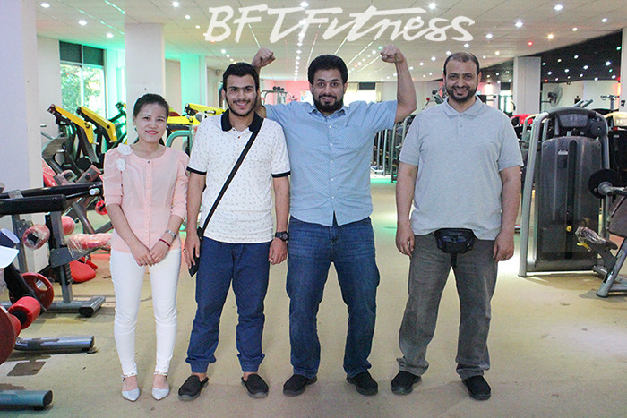 沙特客户来蜜桃精品无码购买健身房器材，产品囊括有氧系列的跑步机，动感单车，健身车